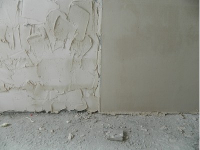 Гипсовая или цементная штукатурка: что лучше для внутренней отделки дома? 